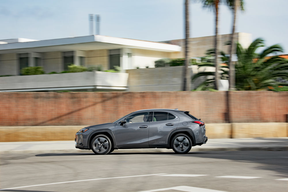 2019_Lexus_UX_250h_Grey_Dyn_05.JPG