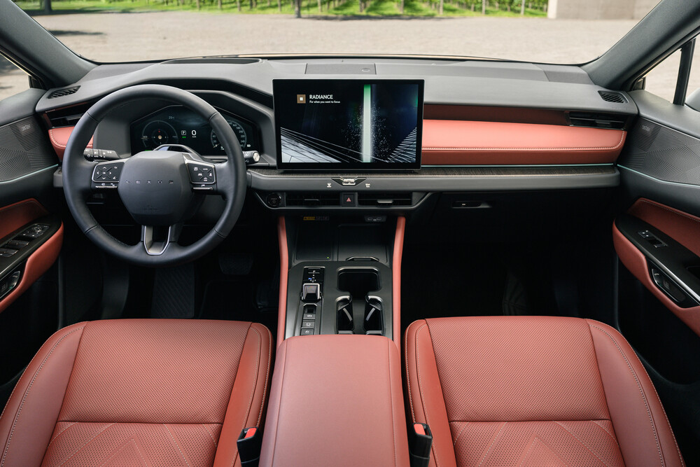 nx350h_luxury_interior_001.jpg